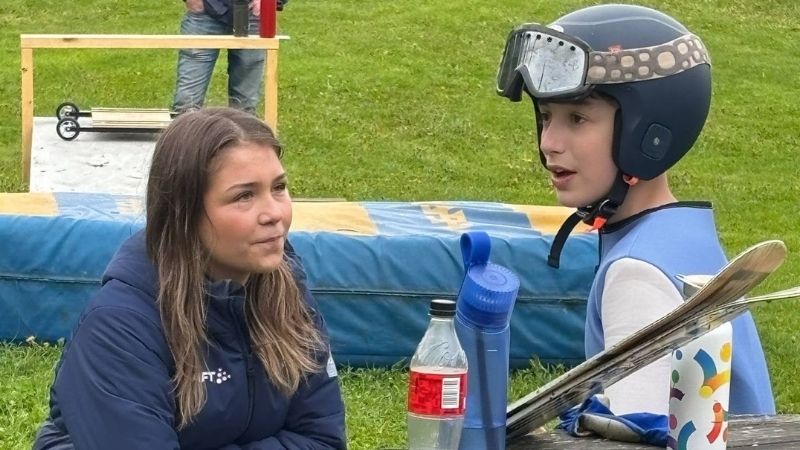 Backhopparen Larisa Lavram pratar med Vilgot Ankarbäck. Foto: SSF.