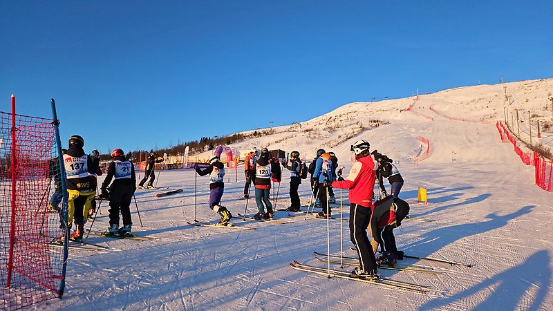 Deltagare med nummerlappar i backen.